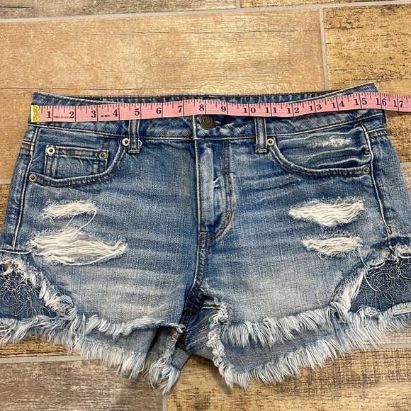 American Eagle Tomgirl Shortie Distressed Floral Embroidered Jean Shorts 4 (big) - Picture 6 of 11